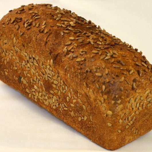 Gistbrood bruin tarwe zonnebloempitten