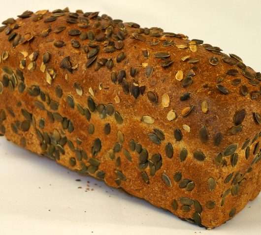 Gistbrood bruin tarwe pompoenpitten